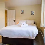 Spacious & Modern 2 Bed Sleeps 5 In Walthamstow